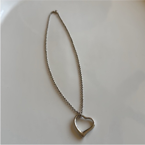 Minimalist Silver Heart Necklace Elegant Jewelry - Picture 1 of 12